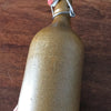 Petite bouteille vintage en grès marron avec bouchon en porcelaine contenance de 550 ml par Hello Broc brocante en ligne