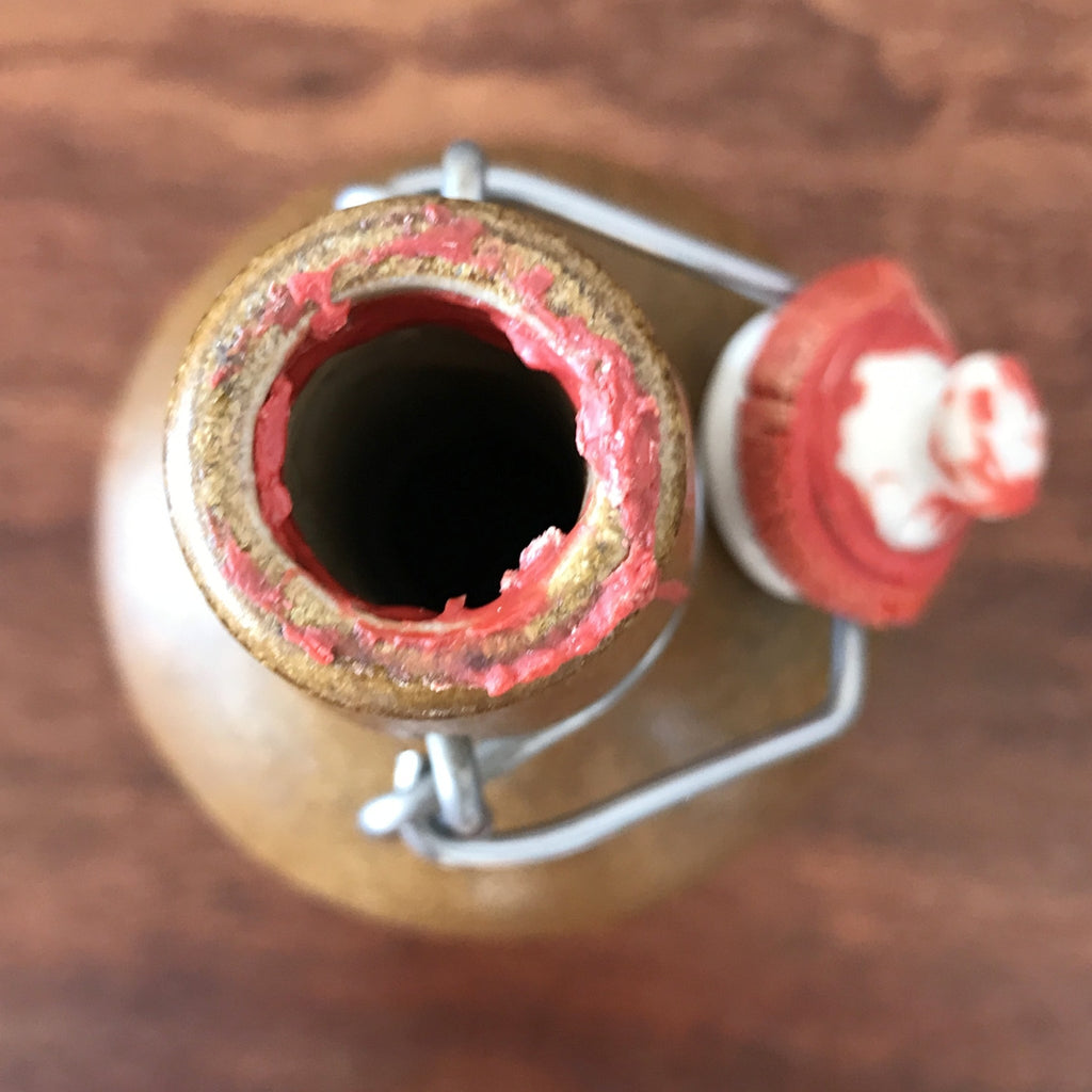 Petite bouteille vintage en grès marron avec bouchon en porcelaine contenance de 550 ml par Hello Broc brocante en ligne