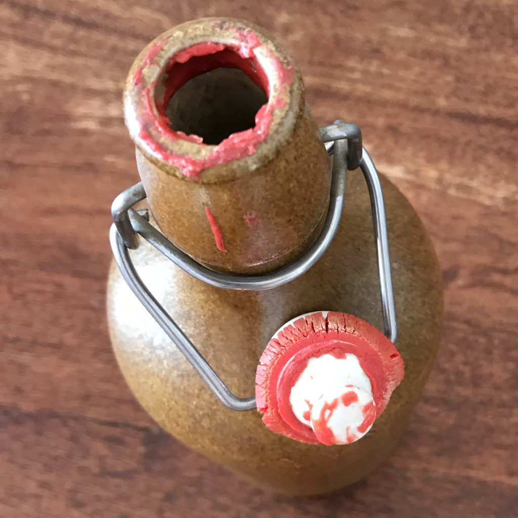 Petite bouteille vintage en grès marron avec bouchon en porcelaine contenance de 550 ml par Hello Broc brocante en ligne
