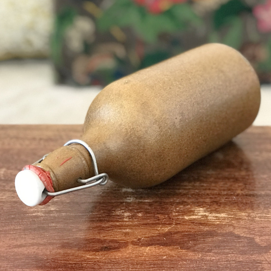 Petite bouteille vintage en grès marron avec bouchon en porcelaine contenance de 550 ml par Hello Broc brocante en ligne