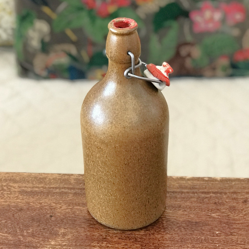 Petite bouteille vintage en grès marron avec bouchon en porcelaine contenance de 550 ml par Hello Broc brocante en ligne