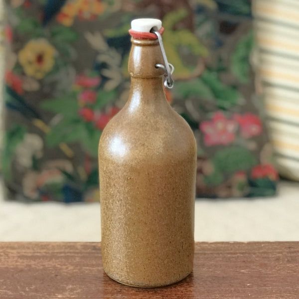 Petite bouteille vintage en grès marron avec bouchon en porcelaine contenance de 550 ml par Hello Broc brocante en ligne
