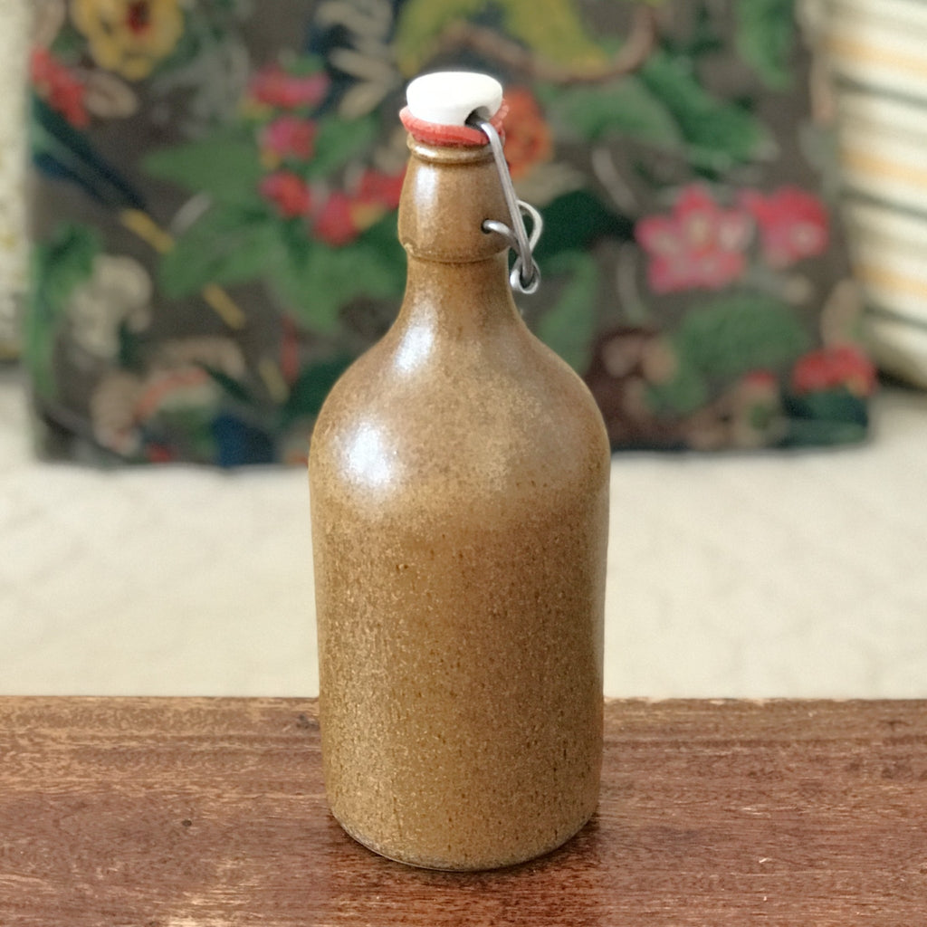 Petite bouteille vintage en grès marron avec bouchon en porcelaine contenance de 550 ml par Hello Broc brocante en ligne