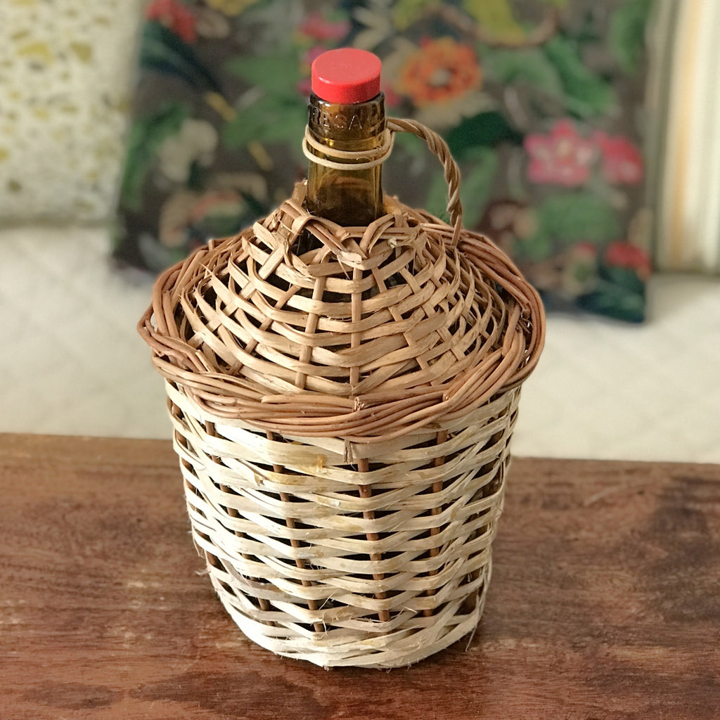 Dame-jeanne bouteille en verre ambré de 2 L Viresa dans son écrin en osier vintage par Hello Broc brocante en ligne