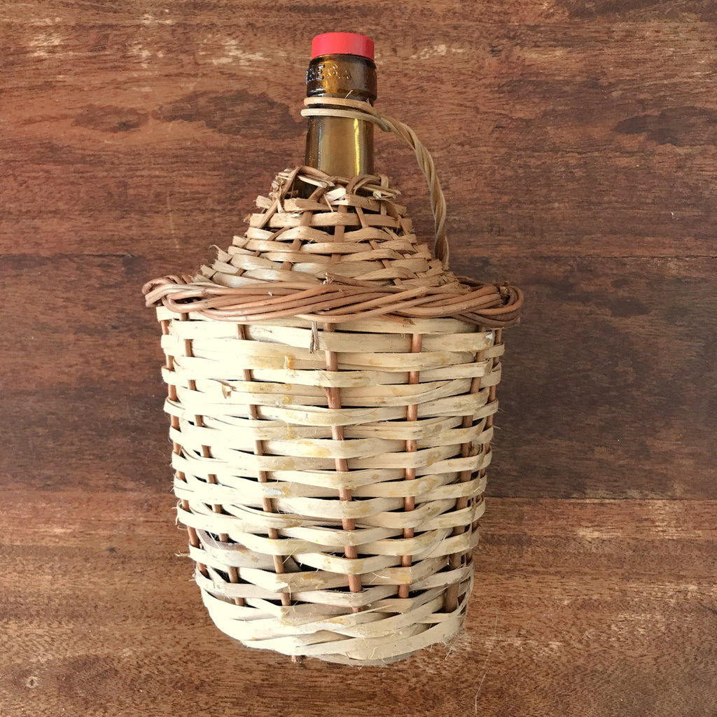 Dame-jeanne bouteille en verre ambré de 2 L Viresa dans son écrin en osier vintage par Hello Broc brocante en ligne