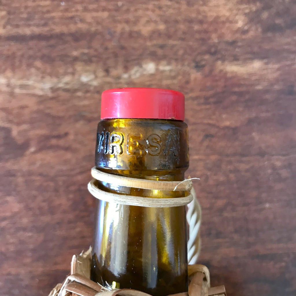 Dame-jeanne bouteille en verre ambré de 2 L Viresa dans son écrin en osier vintage par Hello Broc brocante en ligne