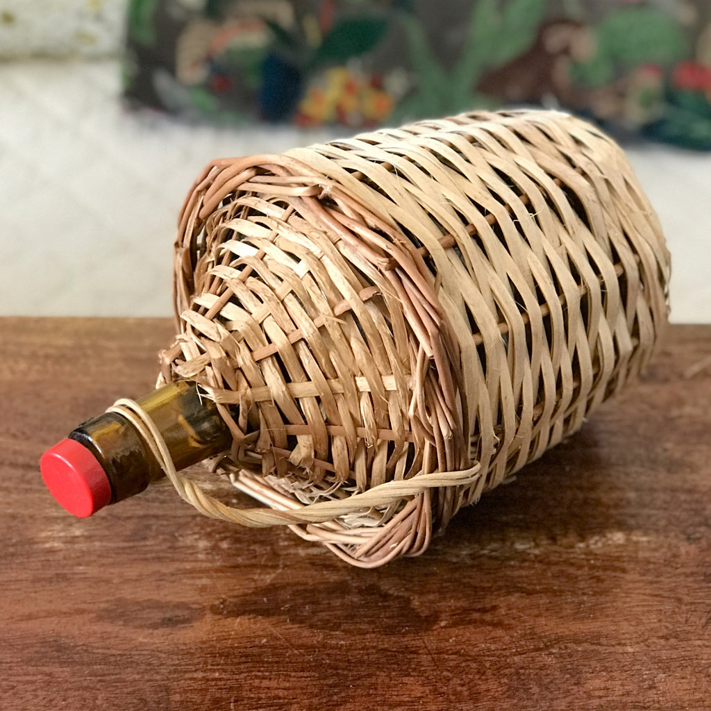 Dame-jeanne bouteille en verre ambré de 2 L Viresa dans son écrin en osier vintage par Hello Broc brocante en ligne