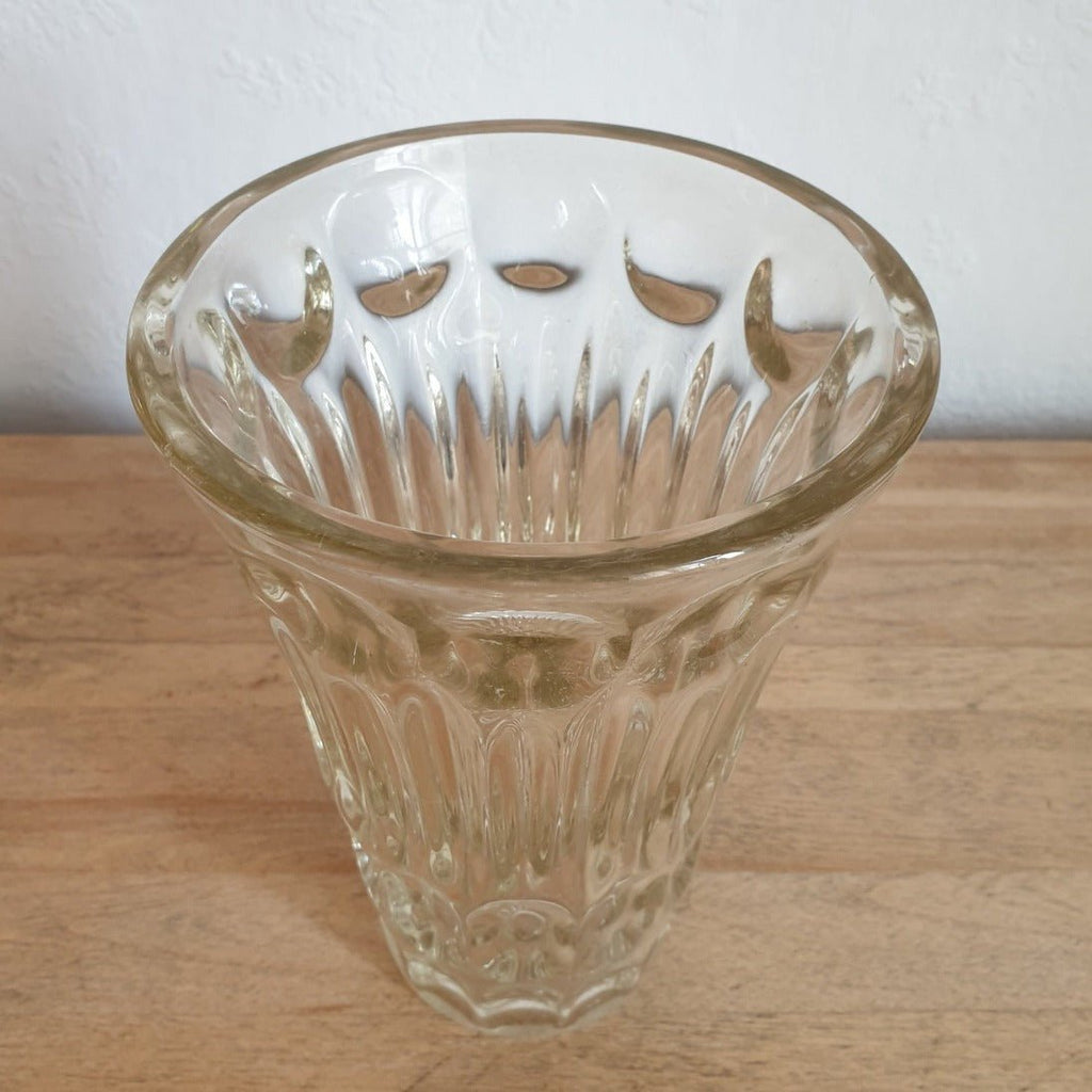 Vase cornet en verre moulé années 50 - Hello Broc
