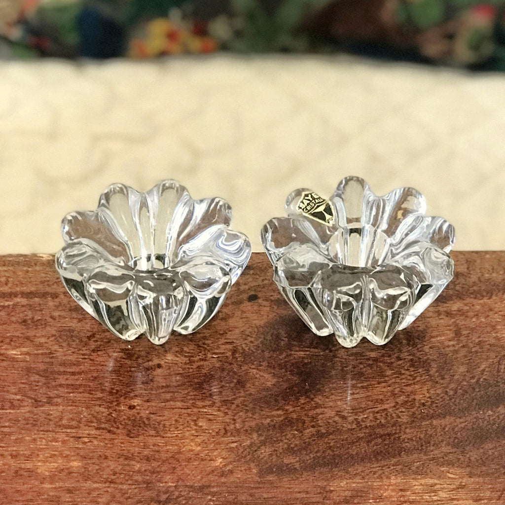 Paire de bougeoirs bas en cristal de Bayel  vintage en forme de fleur par Hello Broc brocante en ligne