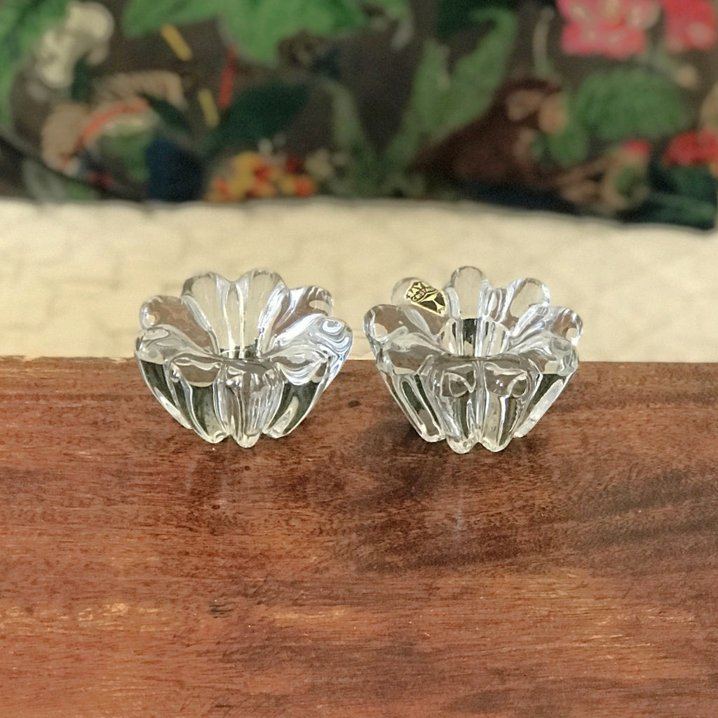 Paire de bougeoirs bas en cristal de Bayel  vintage en forme de fleur par Hello Broc brocante en ligne