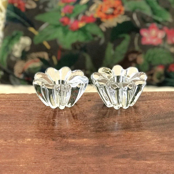 Paire de bougeoirs bas en cristal de Bayel  vintage en forme de fleur par Hello Broc brocante en ligne