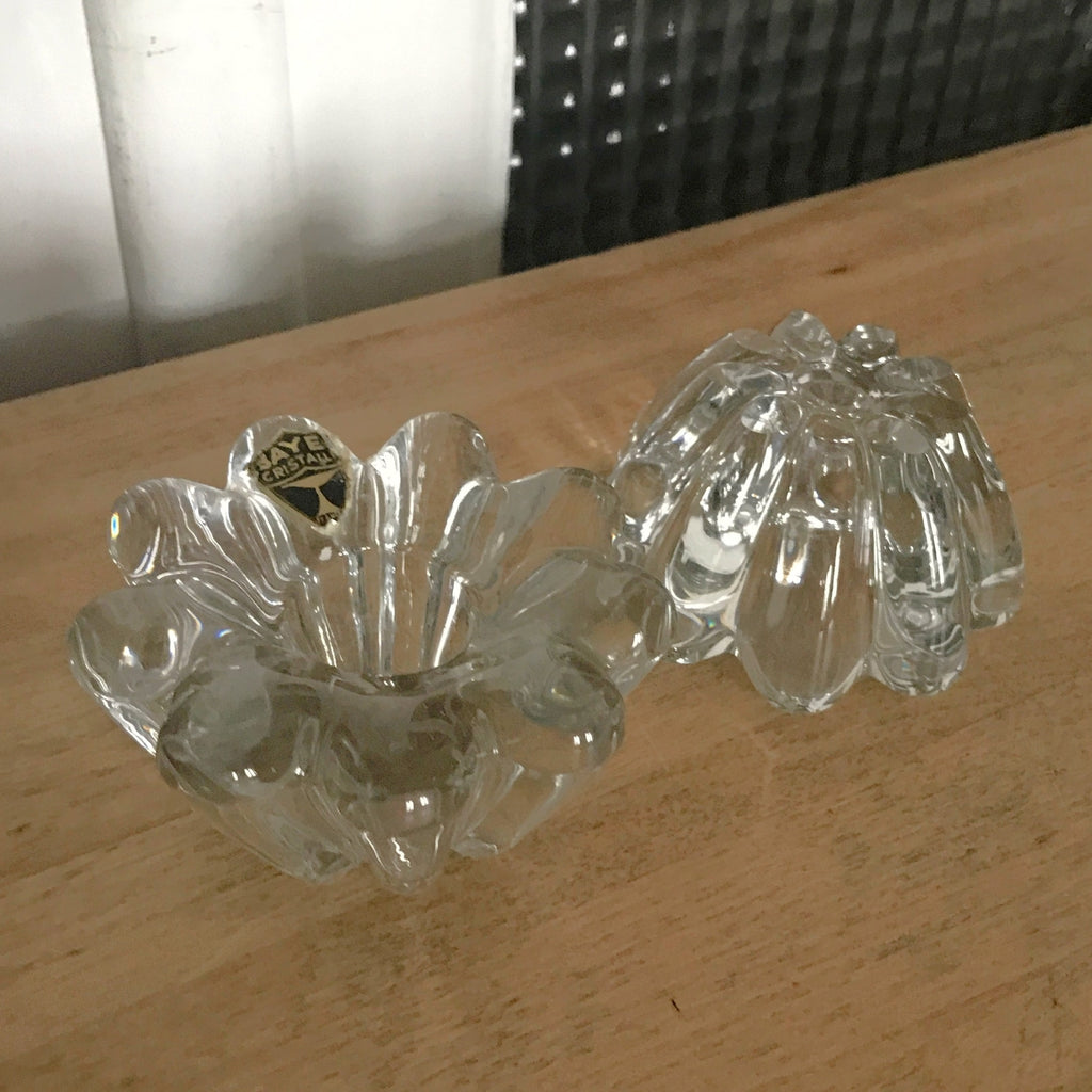Paire de bougeoirs bas en cristal de Bayel  vintage en forme de fleur par Hello Broc brocante en ligne