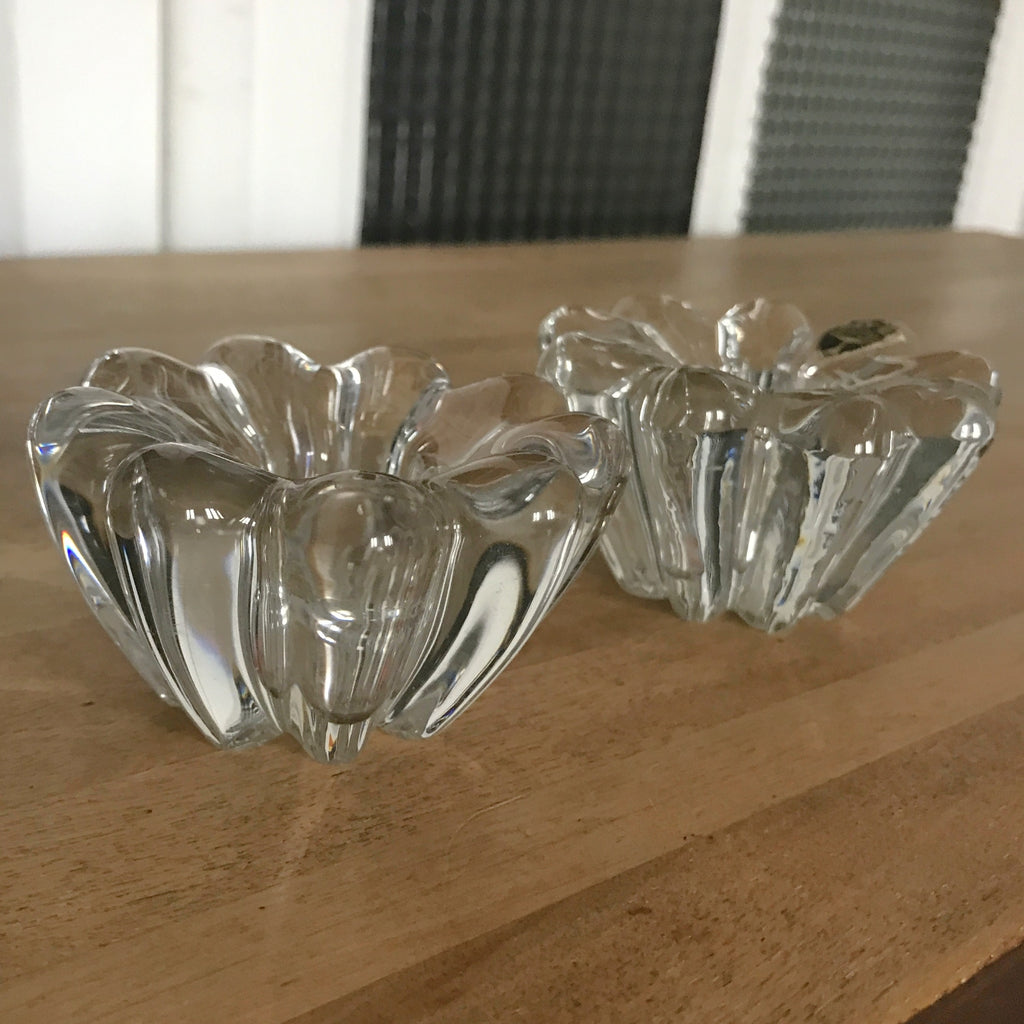 Paire de bougeoirs bas en cristal de Bayel  vintage en forme de fleur par Hello Broc brocante en ligne