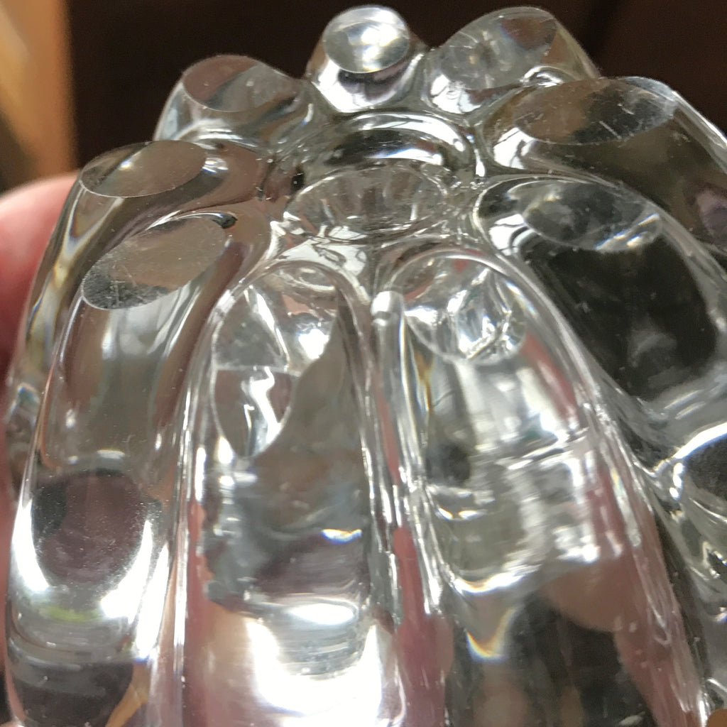 Paire de bougeoirs bas en cristal de Bayel  vintage en forme de fleur par Hello Broc brocante en ligne