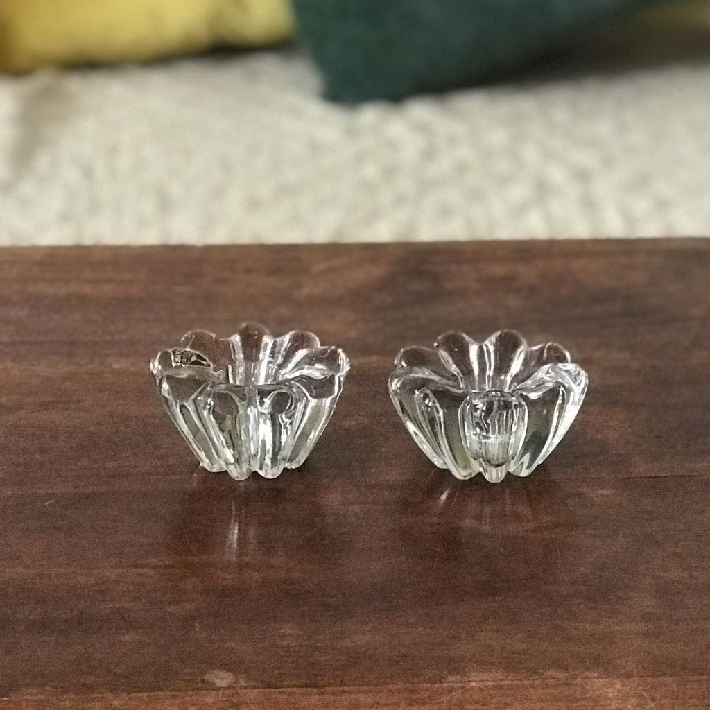 Paire de bougeoirs bas en cristal de Bayel  vintage en forme de fleur par Hello Broc brocante en lignePaire de bougeoirs bas en cristal de Bayel  vintage en forme de fleur par Hello Broc brocante en ligne