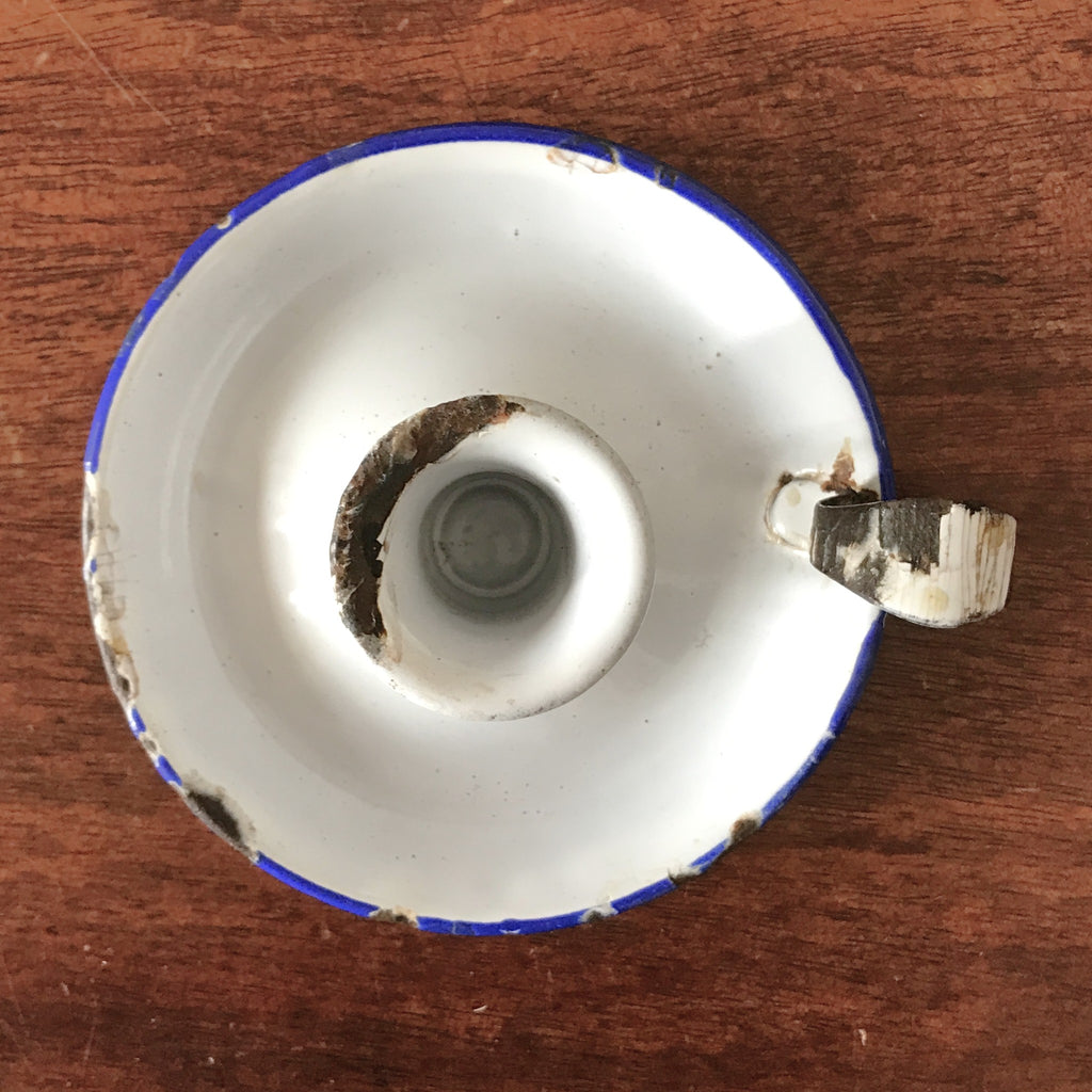 Bougeoir à main dit rat de cave en tôle émaillée blanche liserés bleu par Hello Broc brocante en ligne