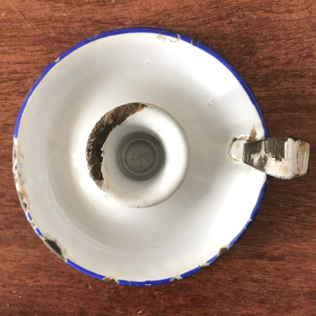 Bougeoir à main dit rat de cave en tôle émaillée blanche liserés bleu par Hello Broc brocante en ligne