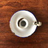 Bougeoir à main dit rat de cave en tôle émaillée blanche liserés bleu par Hello Broc brocante en ligne