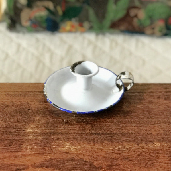 Bougeoir à main dit rat de cave en tôle émaillée blanche liserés bleu par Hello Broc brocante en ligne