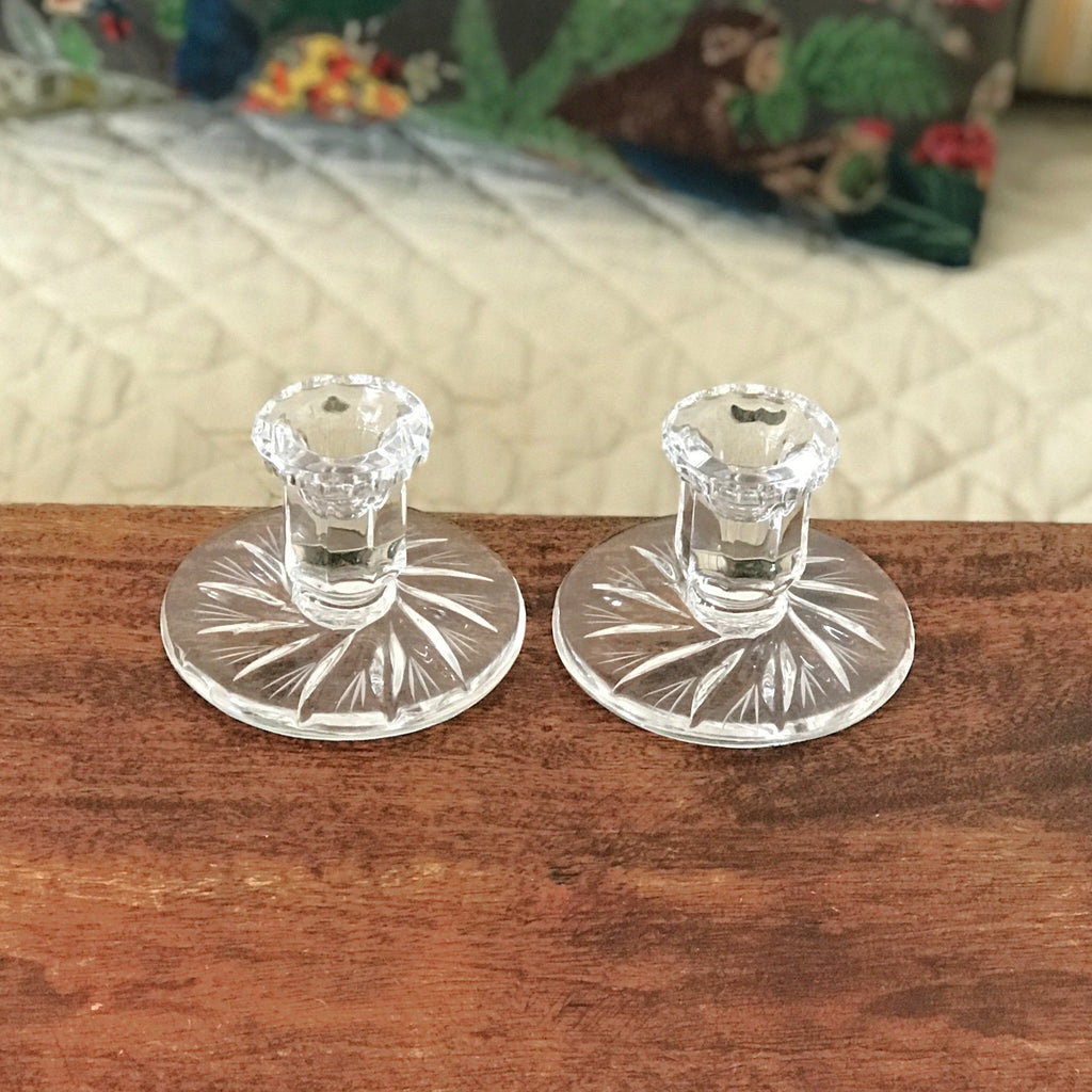 Paire de bougeoirs vintage en cristal de Bohème moulé et creusé par Hello Broc brocante en ligne