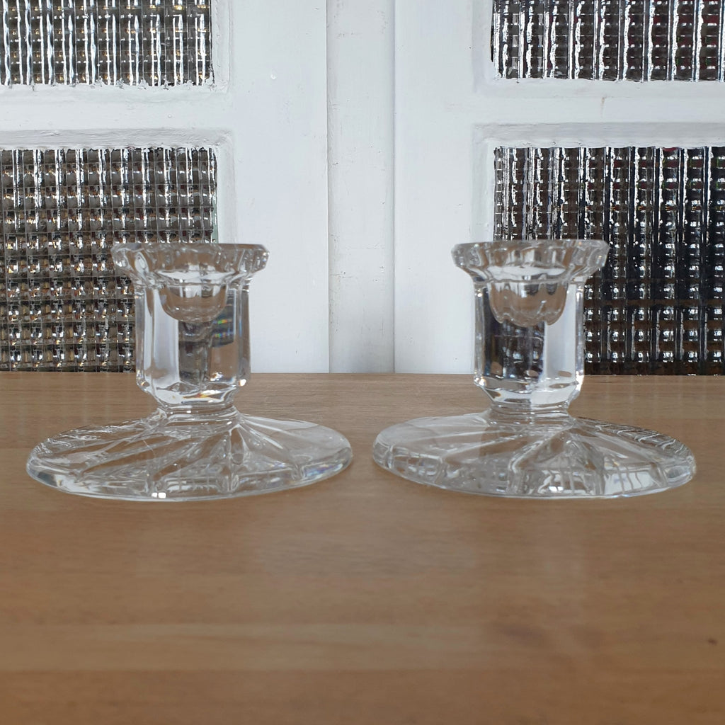 Paire de bougeoirs vintage en cristal de Bohème moulé et creusé par Hello Broc brocante en ligne