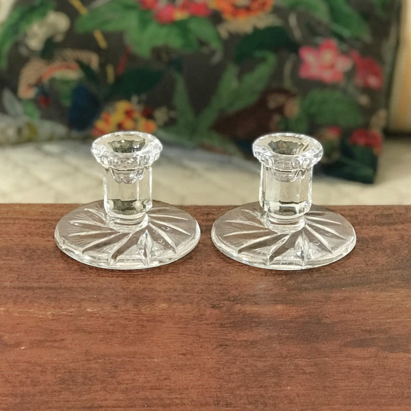 Paire de bougeoirs vintage en cristal de Bohème moulé et creusé par Hello Broc brocante en ligne