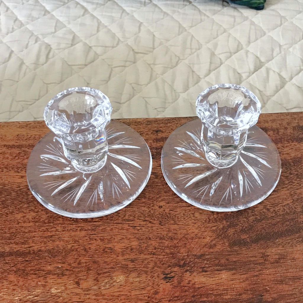 Paire de bougeoirs vintage en cristal de Bohème moulé et creusé par Hello Broc brocante en ligne