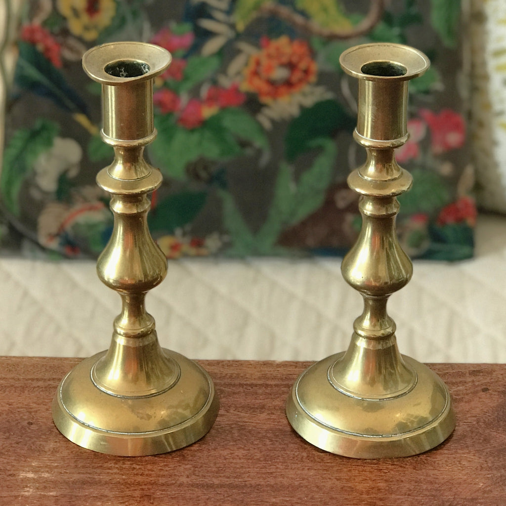 Charmante paire de bougeoirs en laiton doré début XXème siècle par Hello Broc brocante en ligne