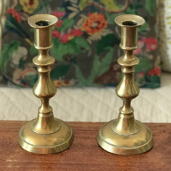 Charmante paire de bougeoirs en laiton doré début XXème siècle par Hello Broc brocante en ligne