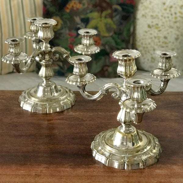 Paire de bougeoirs à 4 feux et 3 branches en métal argenté par Hello Broc brocante en ligne