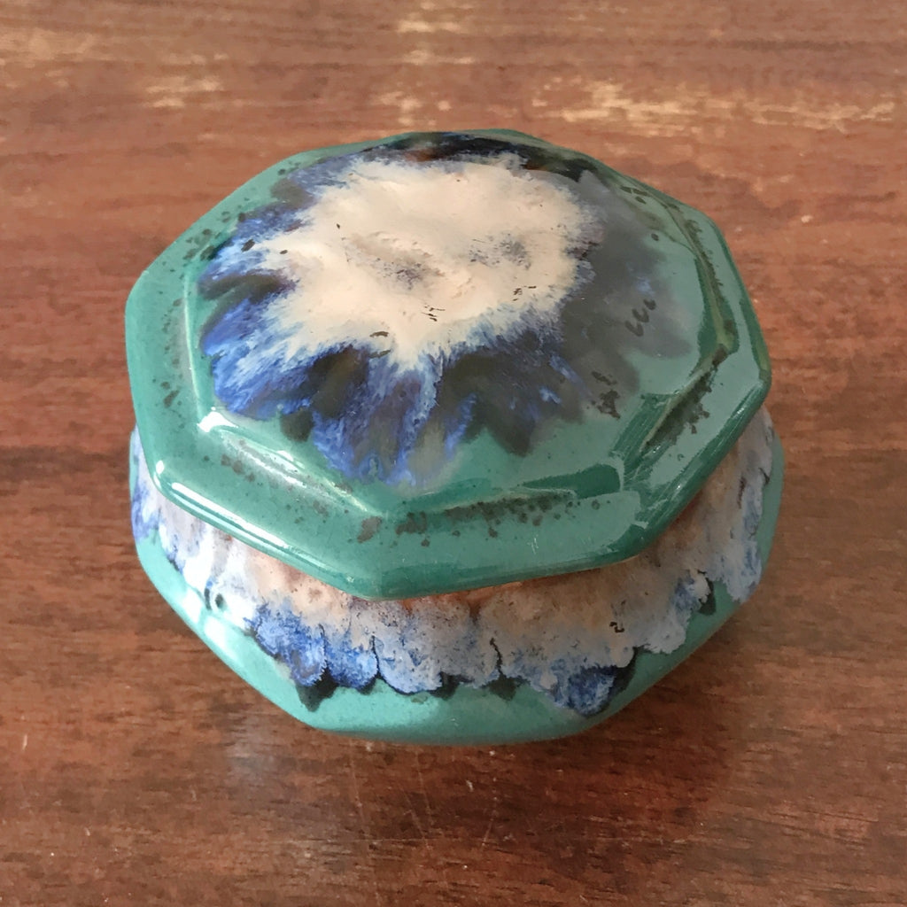 Boîte octogonale en céramique émaillée verte et bleue signée Alpho par Hello Broc brocante en ligne