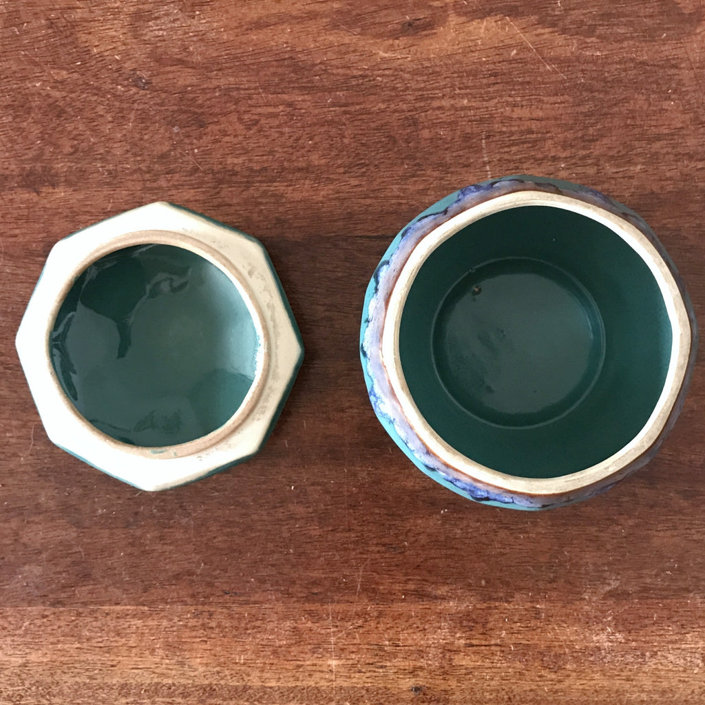 Boîte octogonale en céramique émaillée verte et bleue signée Alpho par Hello Broc brocante en ligne
