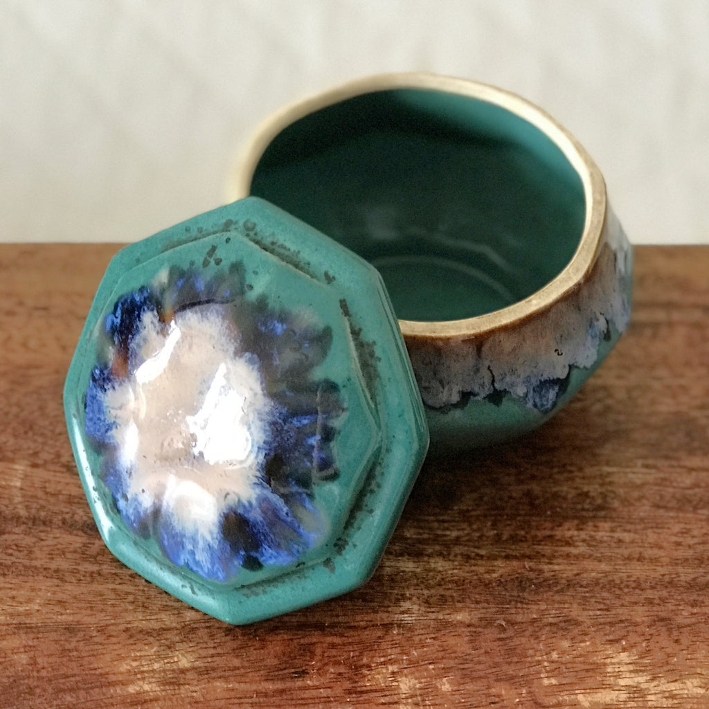 Boîte octogonale en céramique émaillée verte et bleue signée Alpho par Hello Broc brocante en ligne