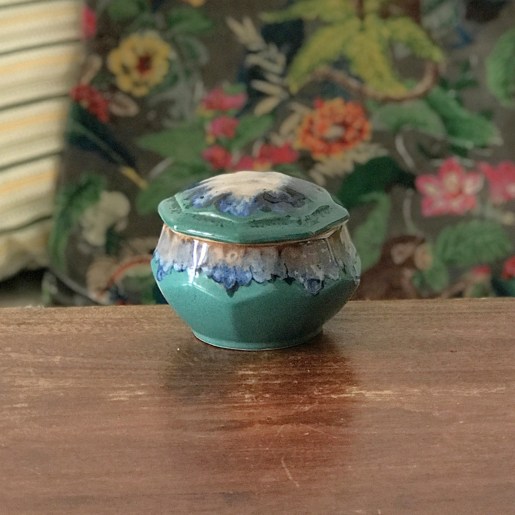 Boîte octogonale en céramique émaillée verte et bleue signée Alpho par Hello Broc brocante en ligne