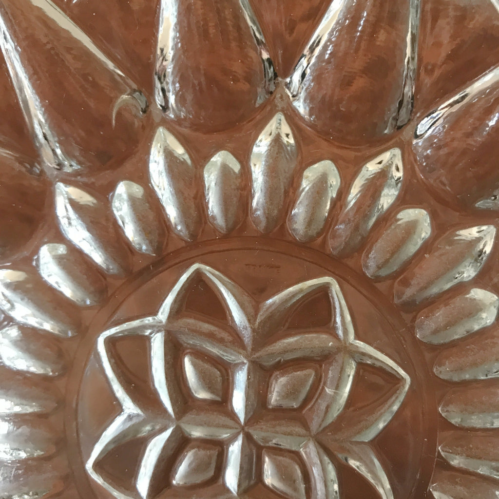 Grande coupe en verre gravé motifs étoiles rebord crénelé diamètre de 30 cm par Hello Broc brocante en ligne