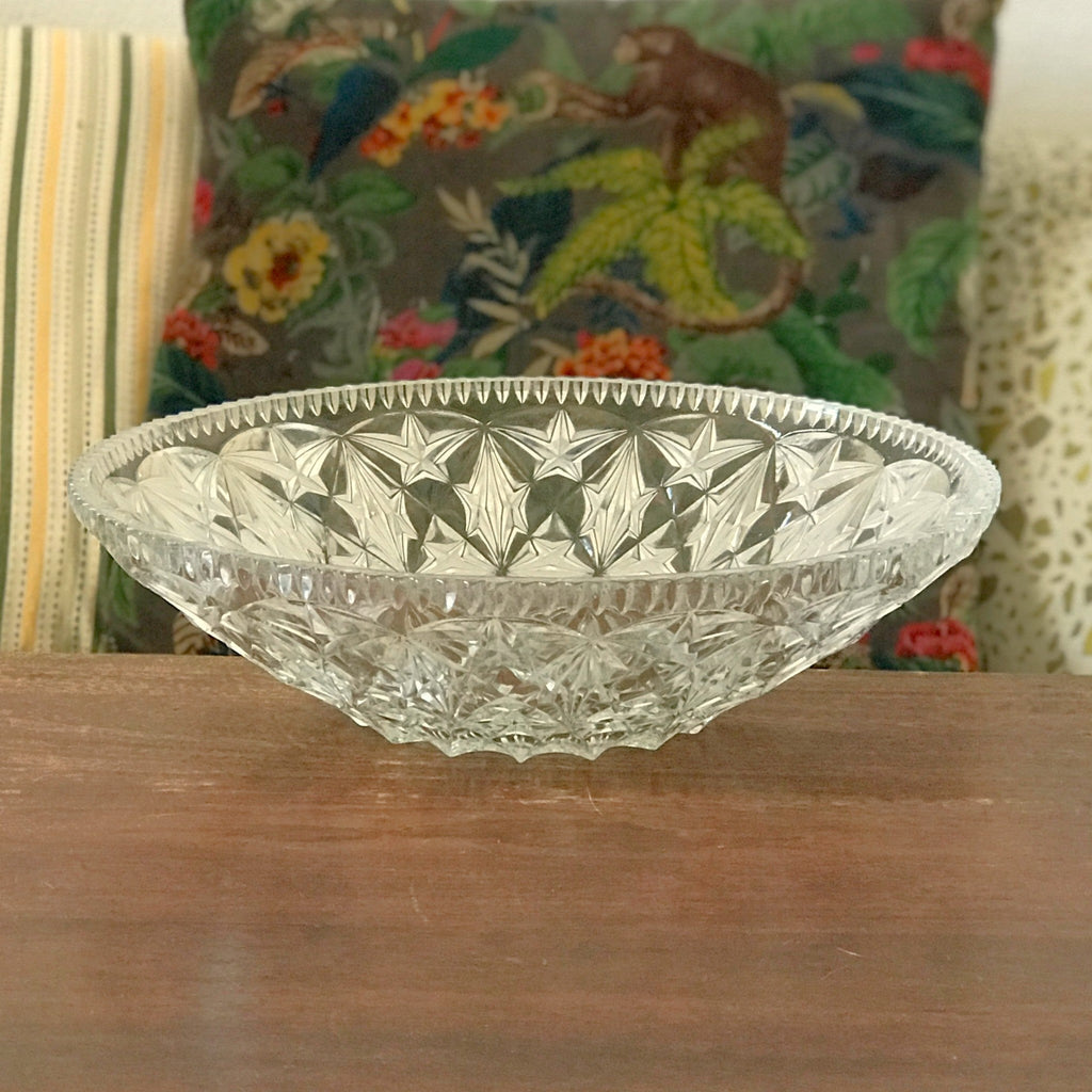 Grande coupe en verre gravé motifs étoiles rebord crénelé diamètre de 30 cm par Hello Broc brocante en ligne