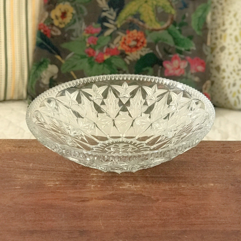 Grande coupe en verre gravé motifs étoiles rebord crénelé diamètre de 30 cm par Hello Broc brocante en ligne