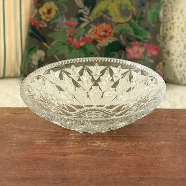 Grande coupe en verre gravé motifs étoiles rebord crénelé diamètre de 30 cm par Hello Broc brocante en ligne
