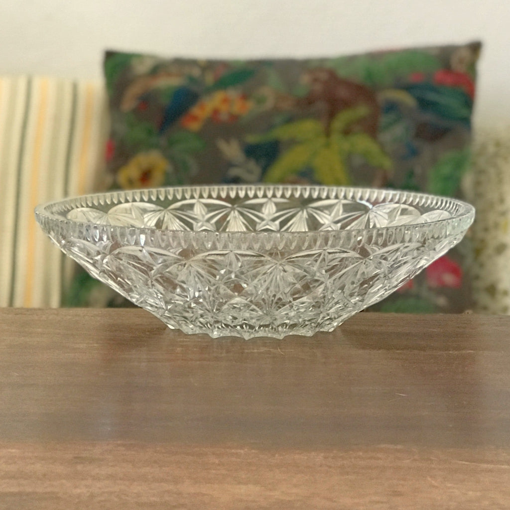 Grande coupe en verre gravé motifs étoiles rebord crénelé diamètre de 30 cm par Hello Broc brocante en ligne