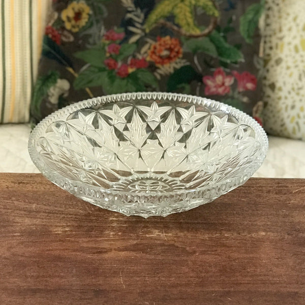 Grande coupe en verre gravé motifs étoiles rebord crénelé diamètre de 30 cm par Hello Broc brocante en ligne