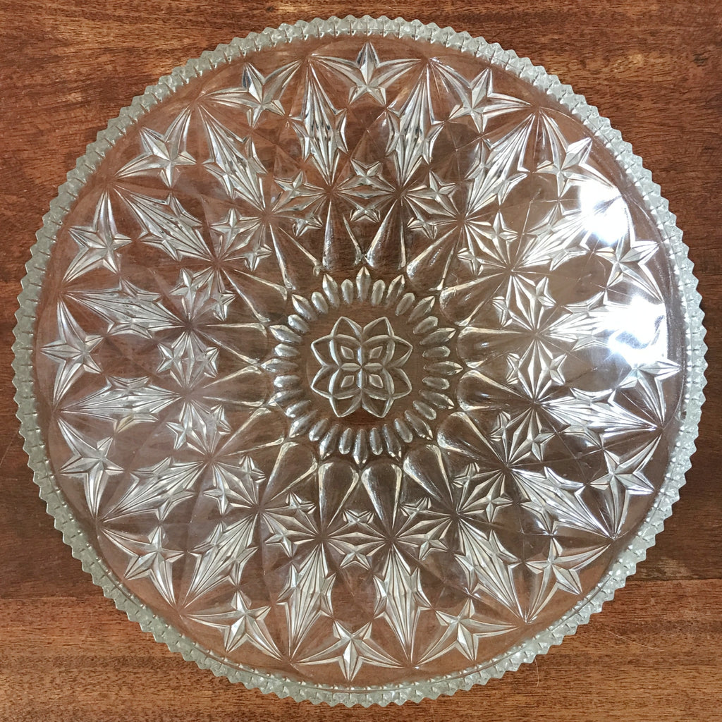 Grande coupe en verre gravé motifs étoiles rebord crénelé diamètre de 30 cm par Hello Broc brocante en ligne