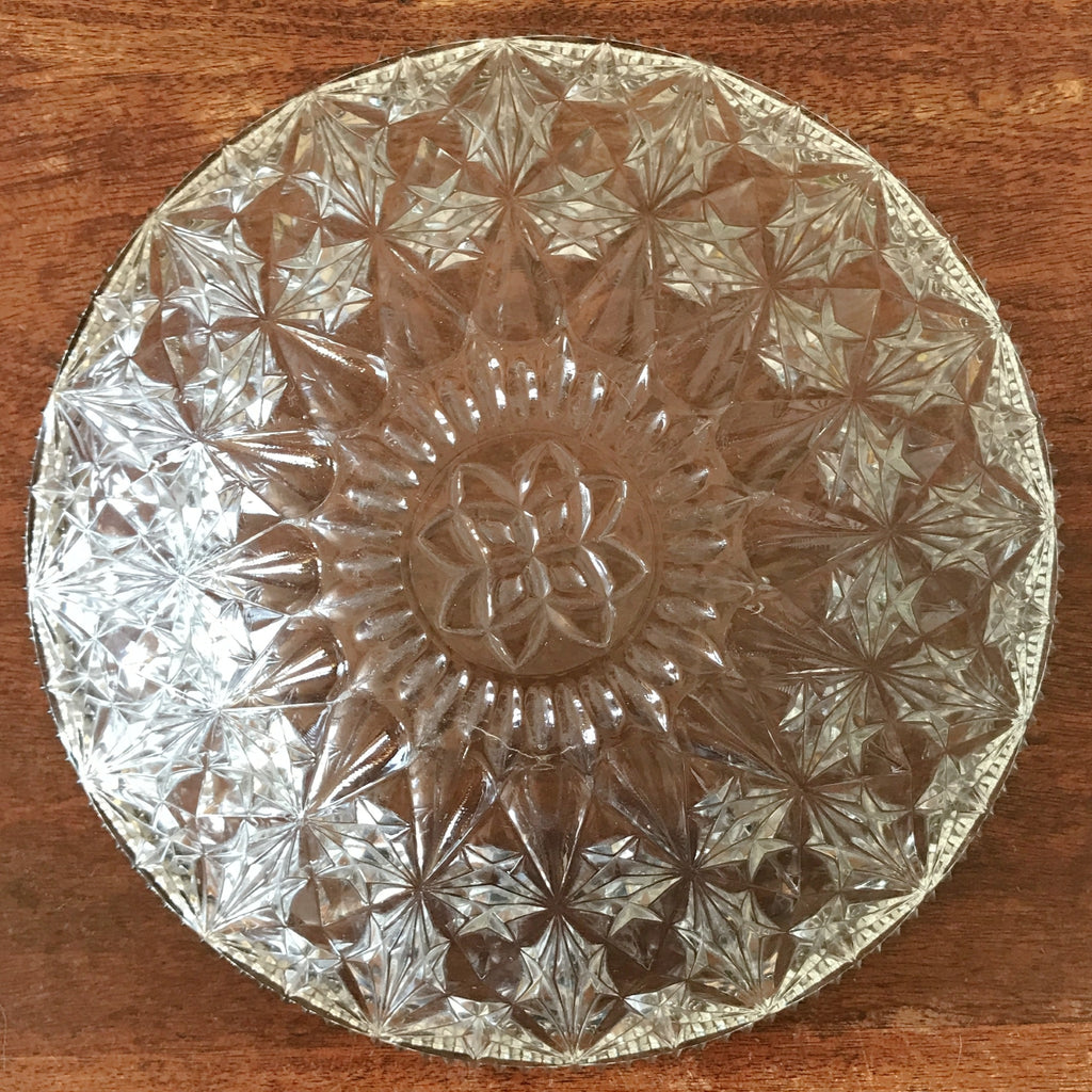 Grande coupe en verre gravé motifs étoiles rebord crénelé diamètre de 30 cm par Hello Broc brocante en ligne