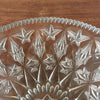 Grande coupe en verre gravé motifs étoiles rebord crénelé diamètre de 30 cm par Hello Broc brocante en ligne