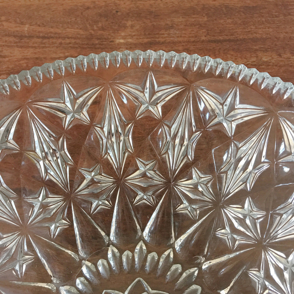 Grande coupe en verre gravé motifs étoiles rebord crénelé diamètre de 30 cm par Hello Broc brocante en ligne