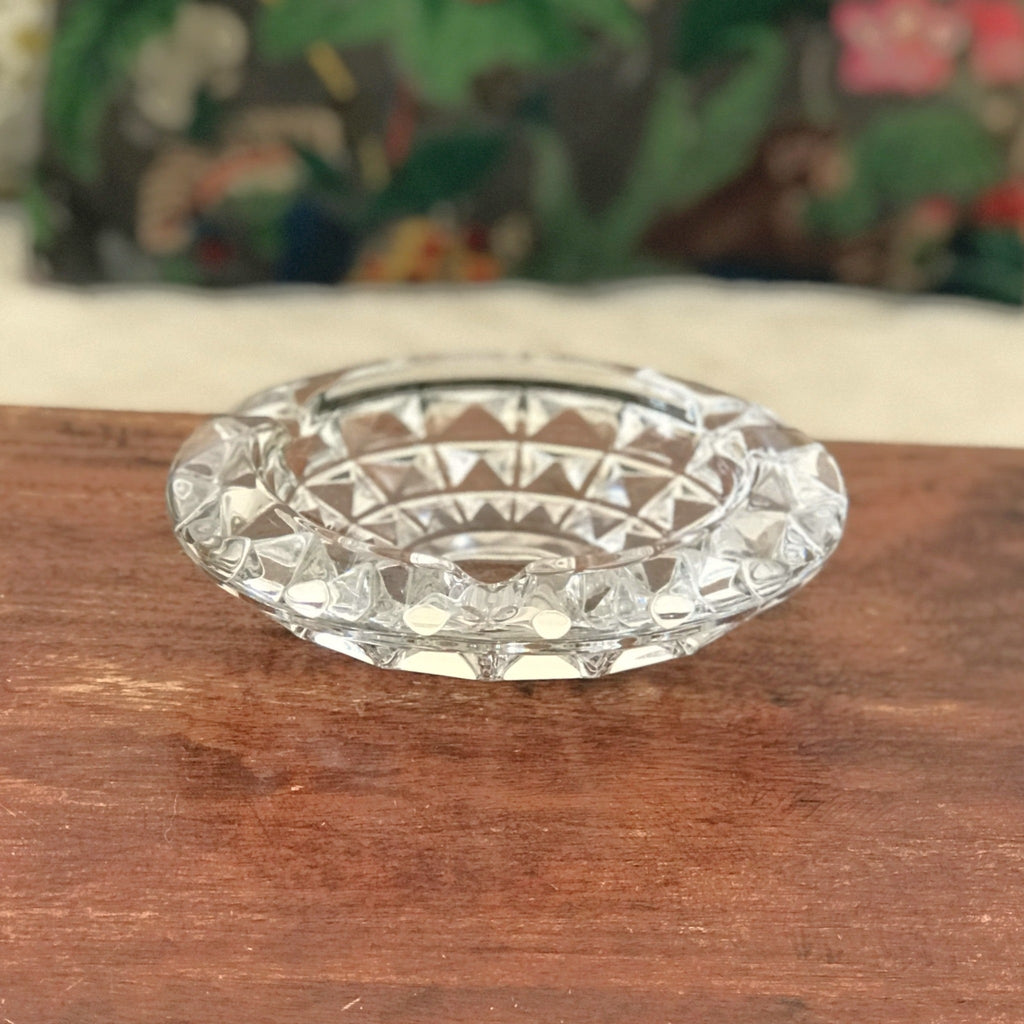 Elégant et grand cendrier rond en cristal moulé par Hello Broc brocante en ligne