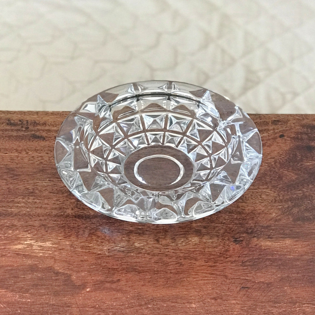 Elégant et grand cendrier rond en cristal moulé par Hello Broc brocante en ligne