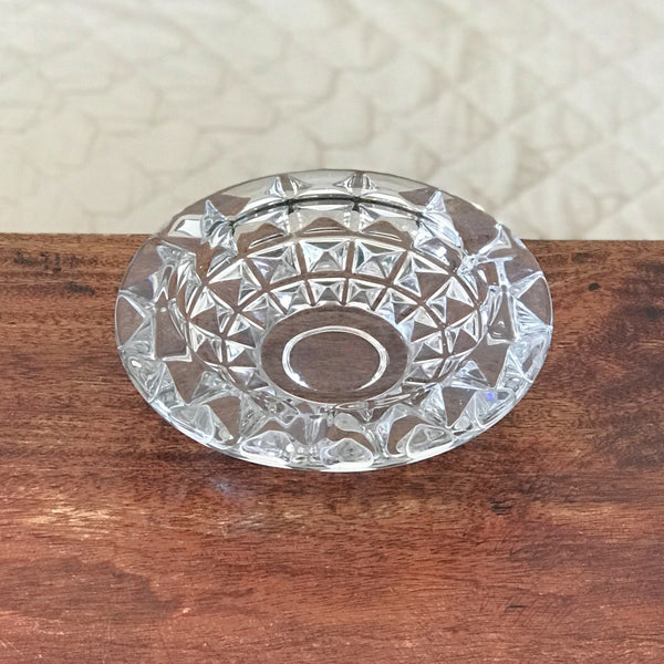 Elégant et grand cendrier rond en cristal moulé par Hello Broc brocante en ligne