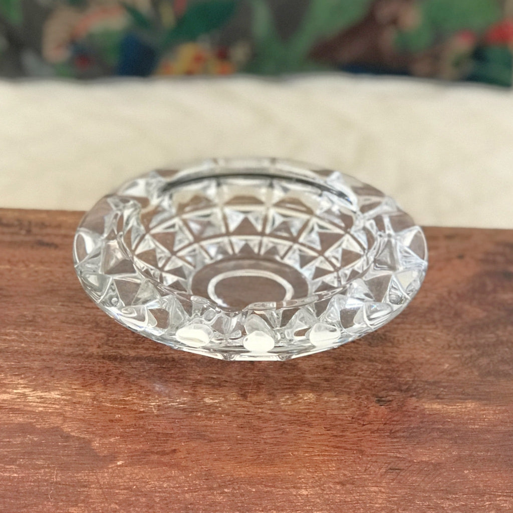 Elégant et grand cendrier rond en cristal moulé par Hello Broc brocante en ligne