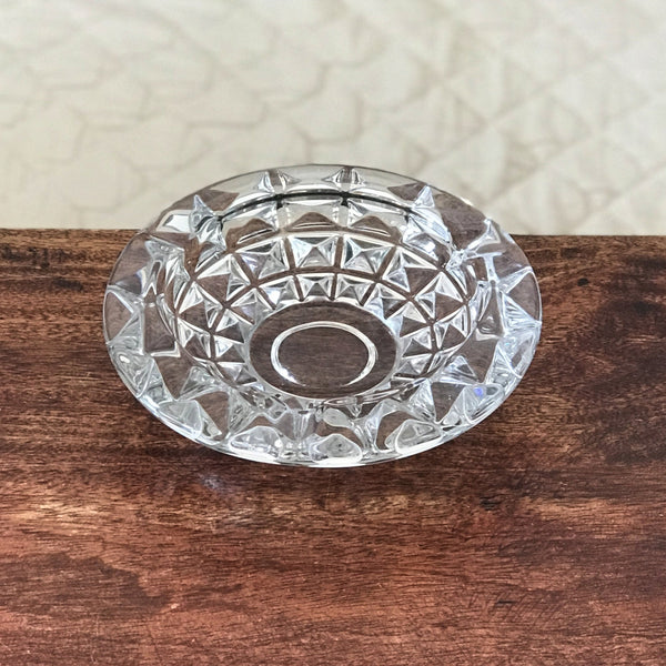 Elégant et grand cendrier rond en cristal moulé par Hello Broc brocante en ligne