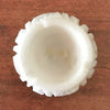 Cendrier rond blanc en albâtre roses sculptées par Hello Broc brocante en ligne